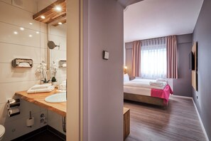 Hypo-allergenic bedding, in-room safe, desk, laptop workspace - Luna Inn (Stuttgart)