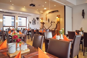 Tägliches kontinentales Frühstück (16.90 EUR pro Person)