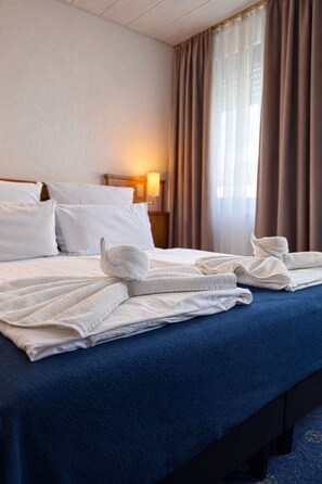 Hypo-allergenic bedding, in-room safe, desk, laptop workspace - Luna Inn (Stuttgart)