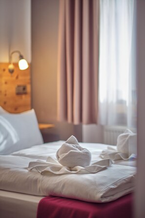 Hypo-allergenic bedding, in-room safe, desk, laptop workspace - Luna Inn (Stuttgart)
