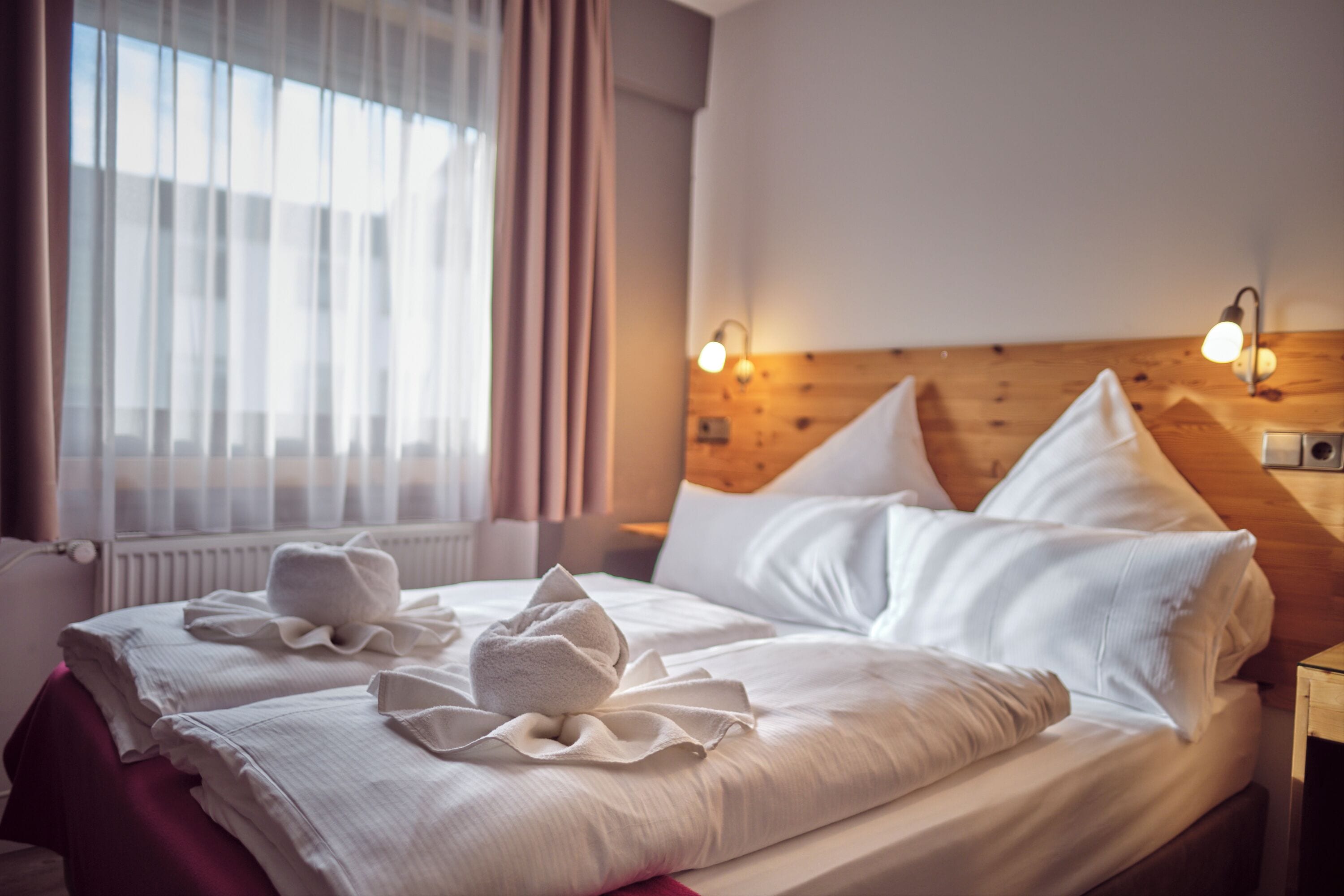 Ropa de cama hipoalergénica y caja de seguridad en la habitación 