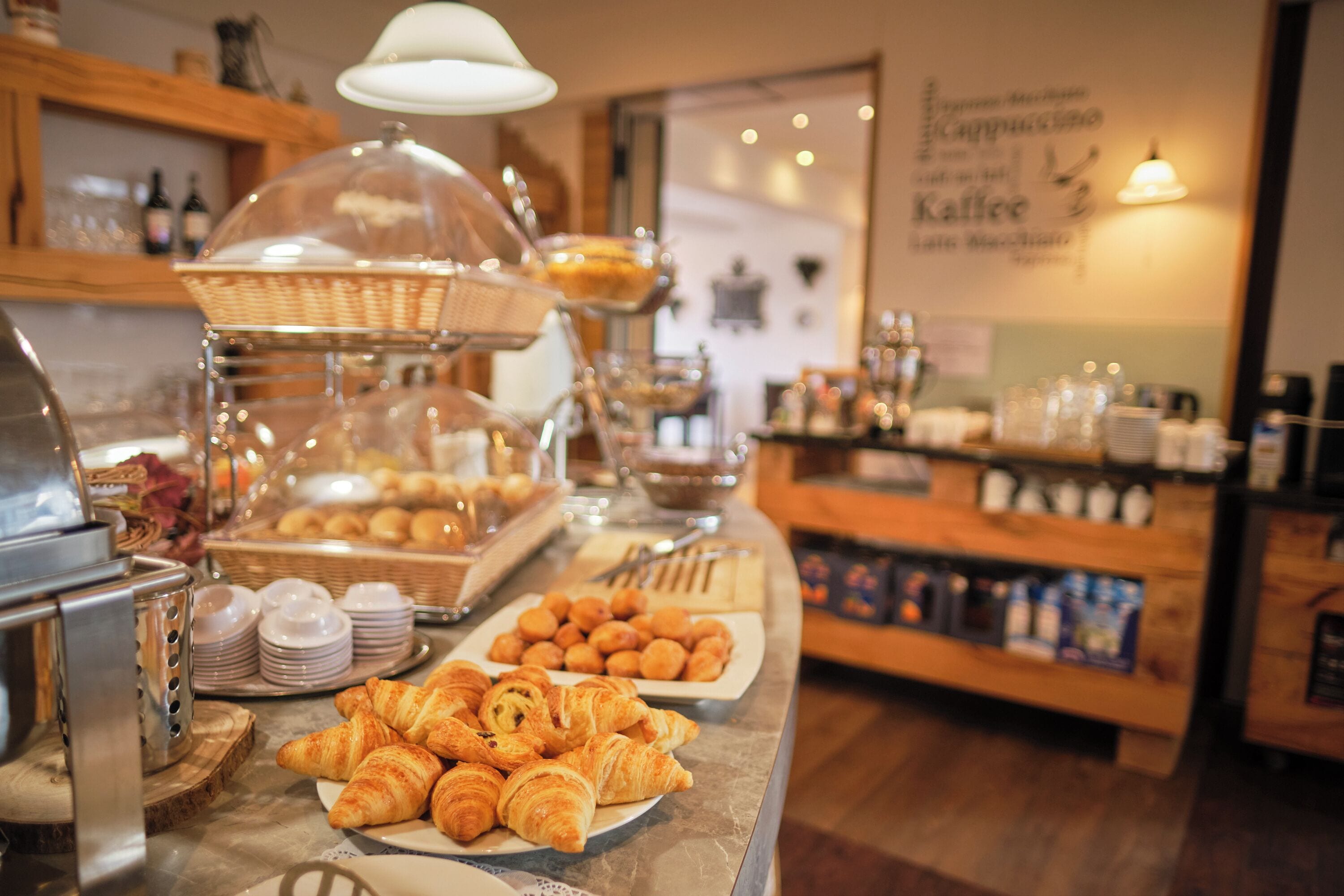 Um buffet com diversos alimentos, incluindo doces e bebidas.