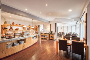 Daily continental breakfast (EUR 16.90 per person) - Luna Inn (Stuttgart)