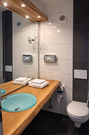 Shower, hair dryer, towels, soap - Luna Inn (Stuttgart)