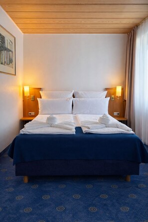 Hypo-allergenic bedding, in-room safe, desk, laptop workspace - Luna Inn (Stuttgart)