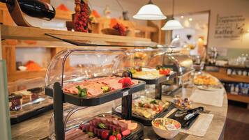 Daily continental breakfast (EUR 16.90 per person)