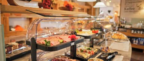 Daily continental breakfast (EUR 16.90 per person)