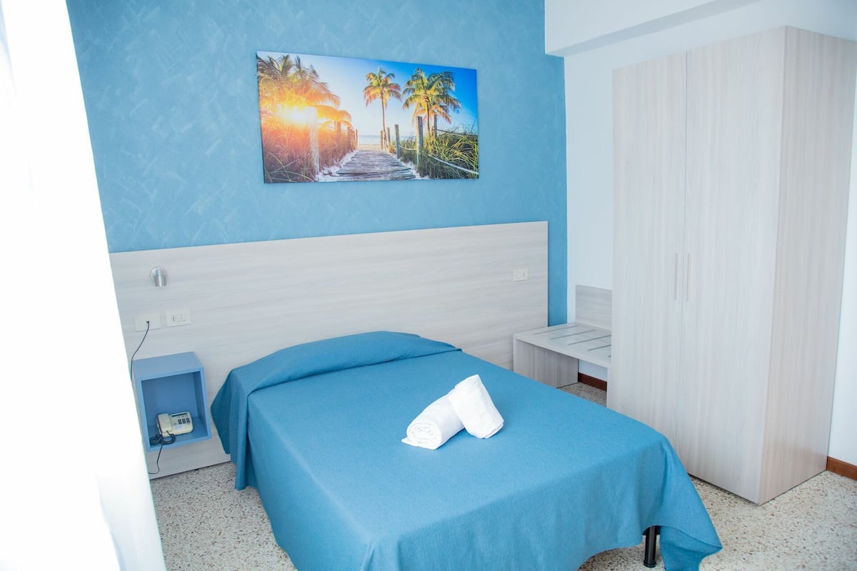 Basic Single Room | In-room safe, iron/ironing board, free WiFi