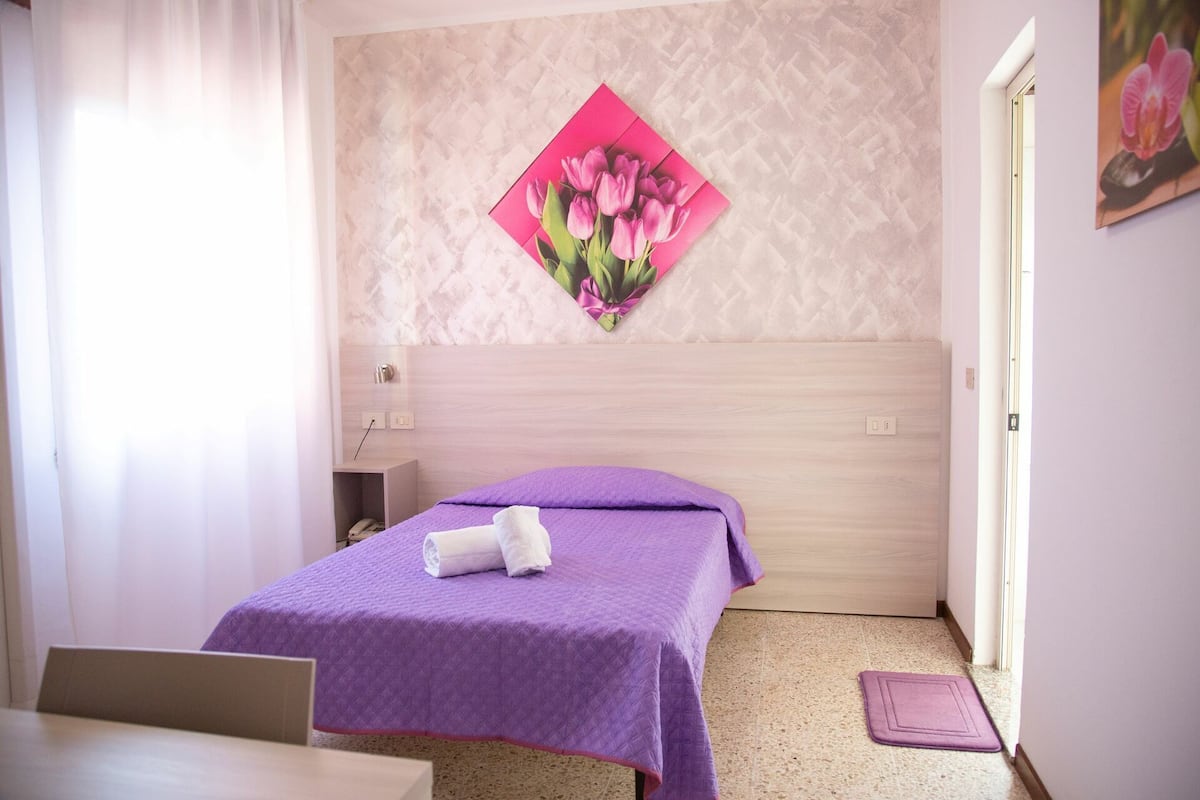 Basic Single Room | In-room safe, iron/ironing board, free WiFi