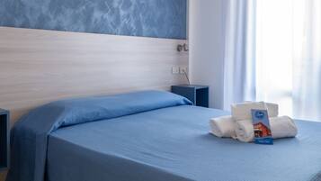 Basic-værelse med dobbeltseng eller 2 enkeltsenge - balkon - byudsigt | Pengeskab på værelset, strygejern/strygebræt, gratis Wi-Fi