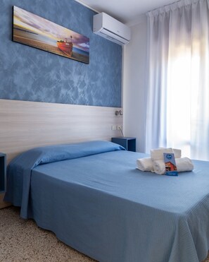 Habitación básica con 1 cama matrimonial o 2 individuales, balcón, vista a la ciudad | Caja de seguridad en la habitación y tabla de planchar con plancha 