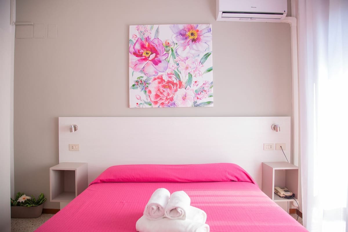 ห้องสแตนดาร์ดดับเบิลหรือทวิน, ระเบียง, วิวเมือง | ตู้นิรภัยในห้องพัก, เตารีด/โต๊ะรีดผ้า, Wi-Fi ฟรี