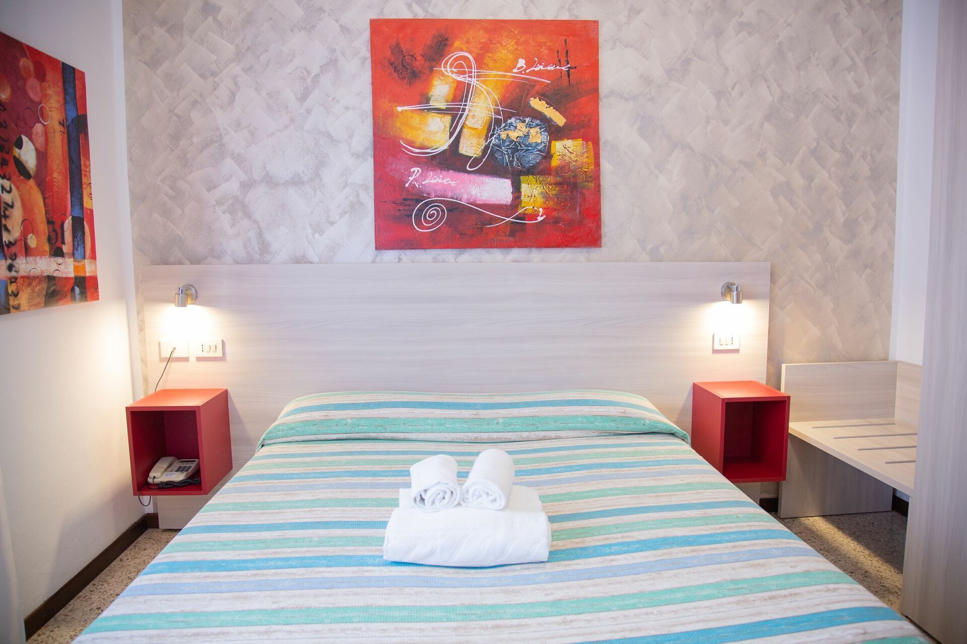 خزنة داخل الغرفة ومكواة/لوح كي وواي فاي مجانًا