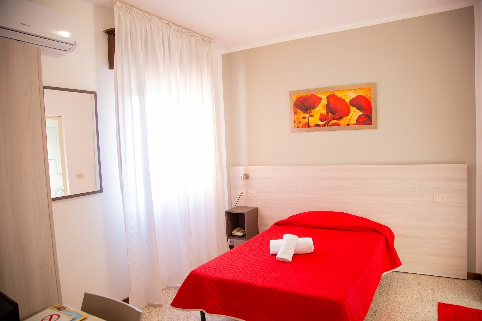 Basic Single Room | In-room safe, iron/ironing board, free WiFi