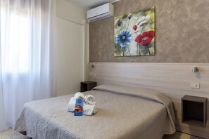 Basic Double or Twin Room, Balcony, City View | In-room safe, iron/ironing board, free WiFi - HOTEL LAURA (Ca' Ballarin)
