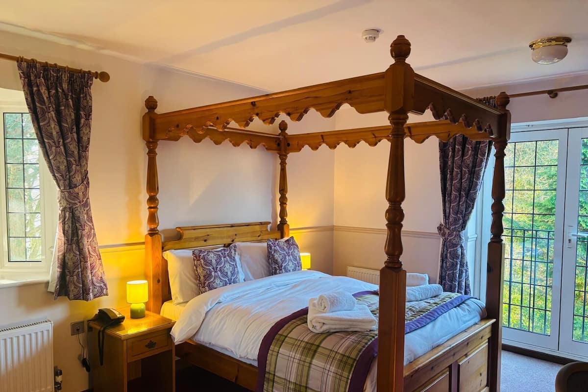 Iron/ironing board, free WiFi, bed sheets