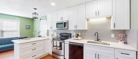 Kjøleskap, mikrobølgeovn, kokeplater og oppvaskmaskin