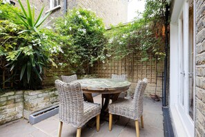 Outdoor dining - Hidden Secrets, by Veeve (London)