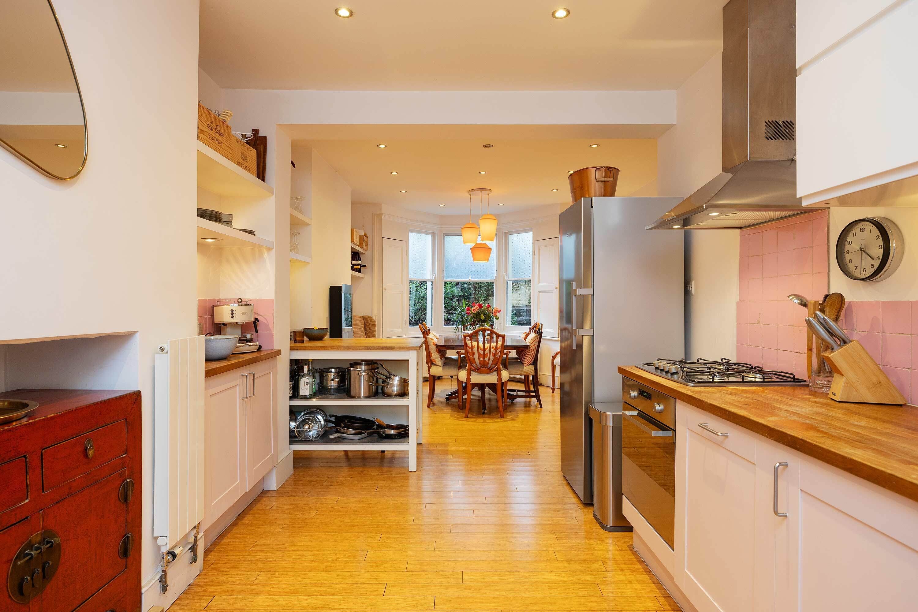 Kühlschrank, Mikrowelle, Geschirrspüler, Toaster