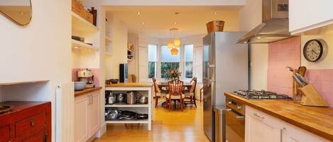 Kühlschrank, Mikrowelle, Geschirrspüler, Toaster