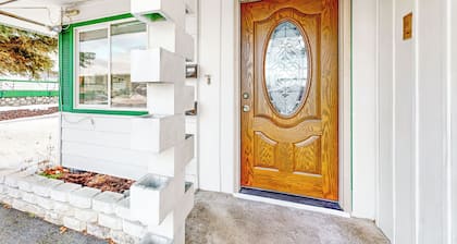 4BR Dog-Friendly Home & Close to Mountains