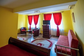 Classic Suite | Laptop workspace, iron/ironing board, free WiFi