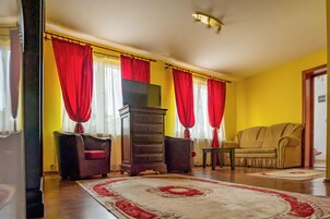 Espacio para trabajar con laptop y tabla de planchar con plancha 