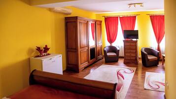 Double Room | Laptop workspace, iron/ironing board, free WiFi