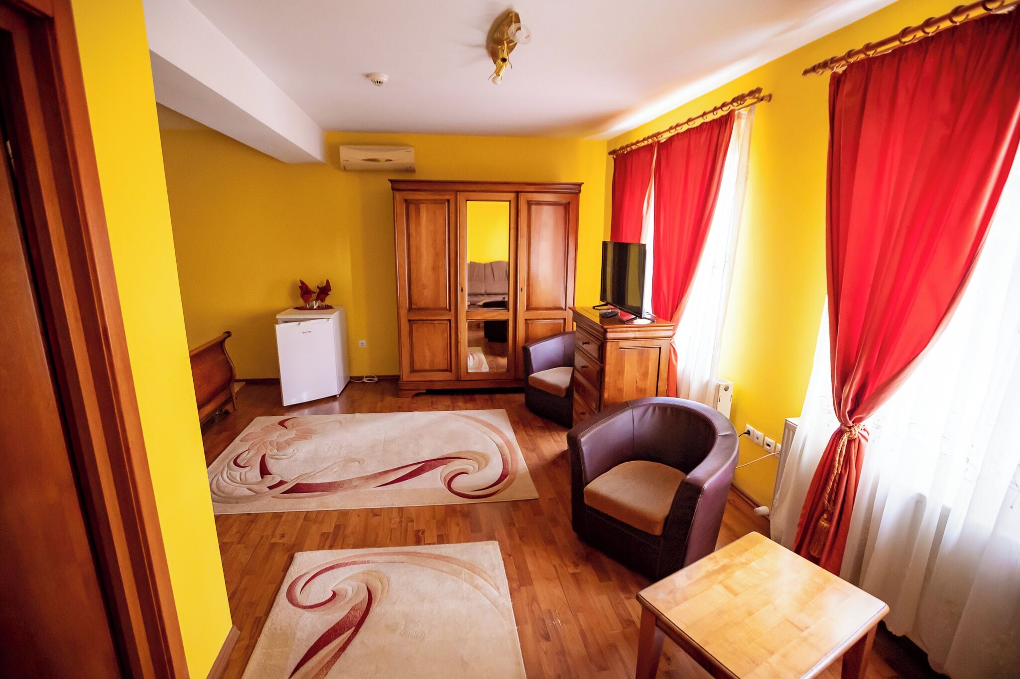 Habitación doble | Espacio para trabajar con laptop y tabla de planchar con plancha 