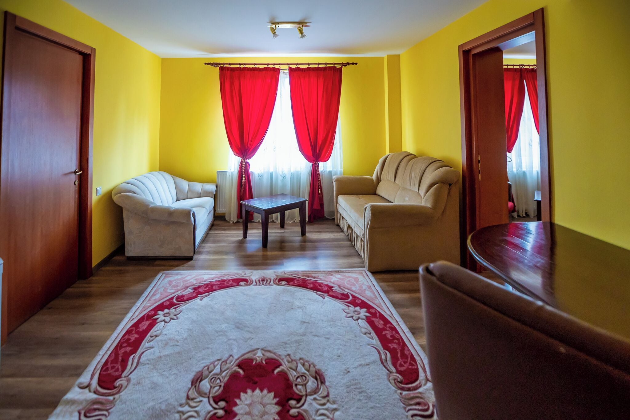 Suite clásica | Espacio para trabajar con laptop y tabla de planchar con plancha 