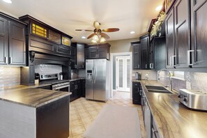 Fridge, microwave, stovetop, dishwasher