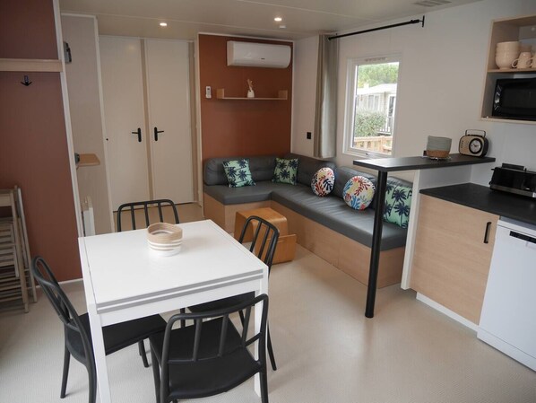 Mobile Premium-Unterkunft | Wohnbereich