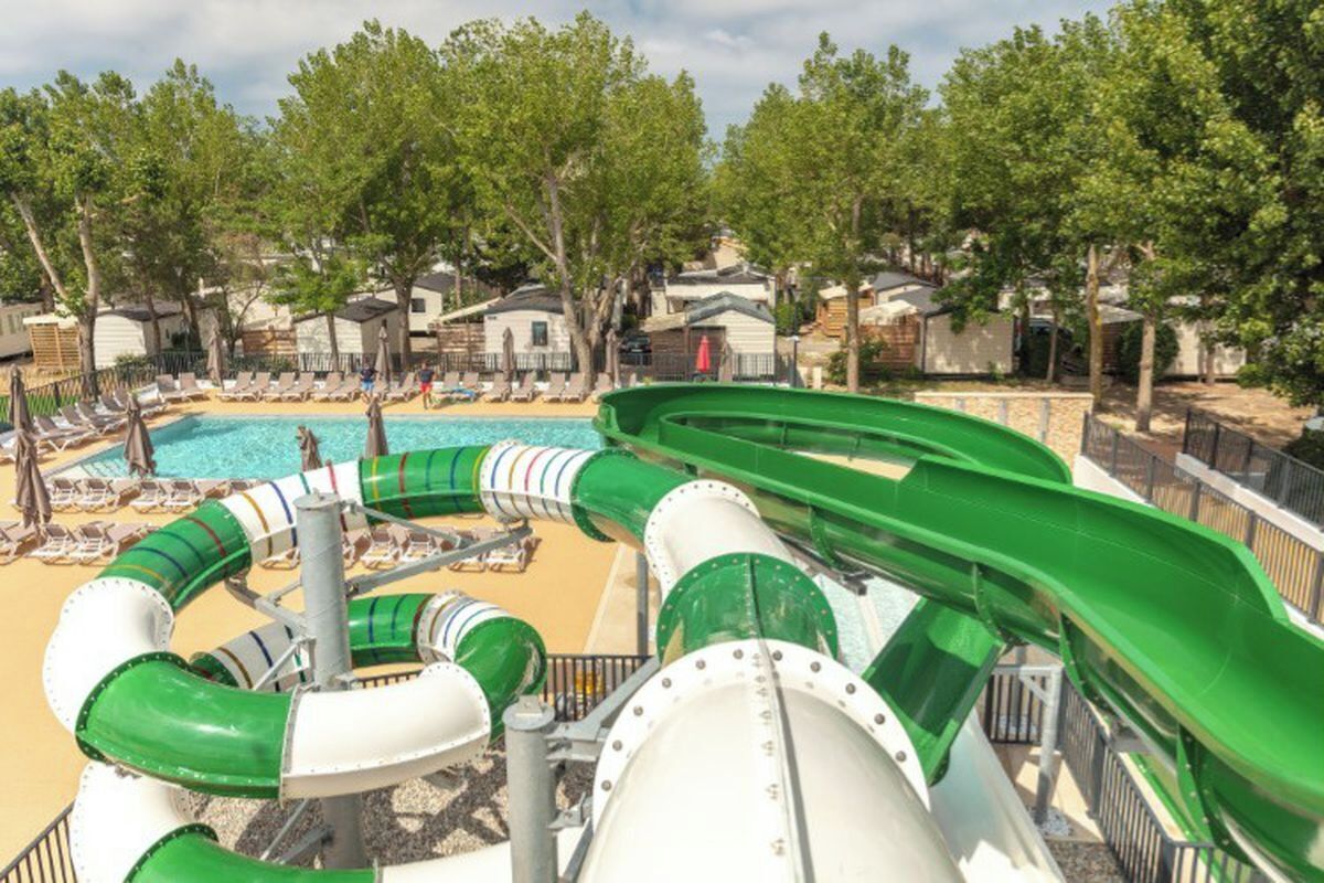 Alberca al aire libre por temporada y camastros 