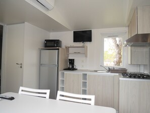 Comfort Mobile Home | Living area | 60-cm flat-screen TV with digital channels - Blue Camargue - Le Grau du Roi  (Le Grau-Du-Roi)