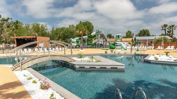 Piscina externa sazonal, espreguiçadeiras, salva-vidas no local