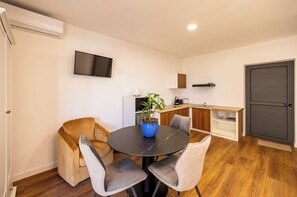 Dining - Studio Lotus (Saint-Pierre)