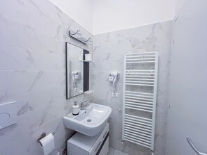 Deluxe Double Room | Bathroom | Shower, hair dryer, towels, soap