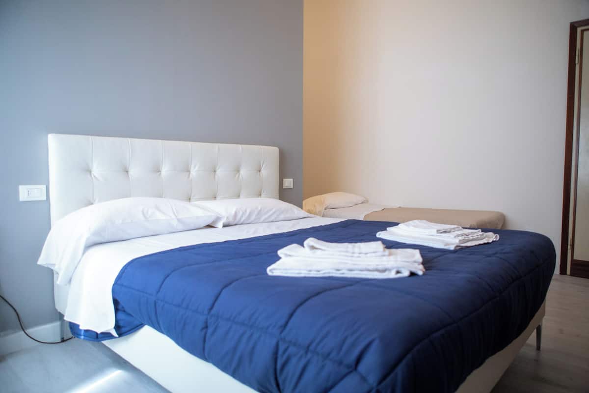 Triple Room | Desk, free WiFi