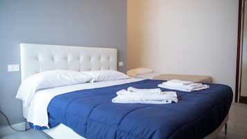 Triple Room | Desk, free WiFi