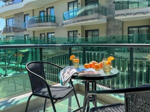 Outdoor dining - Apartment 1+1 Qoople Legend B28 100 m from the sea (Alanya)