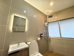 Standard Double Room, City View | Bathroom | Shower, hair dryer, towels, soap - Sonata siam-ratchathewi (Bangkok)