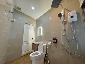 Quarto casal standard, vista para a cidade | Banheiro | Chuveiro, secador de cabelo, toalhas de banho, sabonete