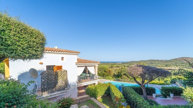 A villa with a pool, garden, and scenic hillside views. - Holiday Home 'Trilocale Luana' with Sea View, Shared Pool and Air Conditioning (Maiorca)