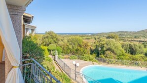 A pool with a clear view of the sea, surrounded by greenery and a hilly landscape. - Holiday Home 'Trilocale Luana' with Sea View, Shared Pool and Air Conditioning (Maiorca)
