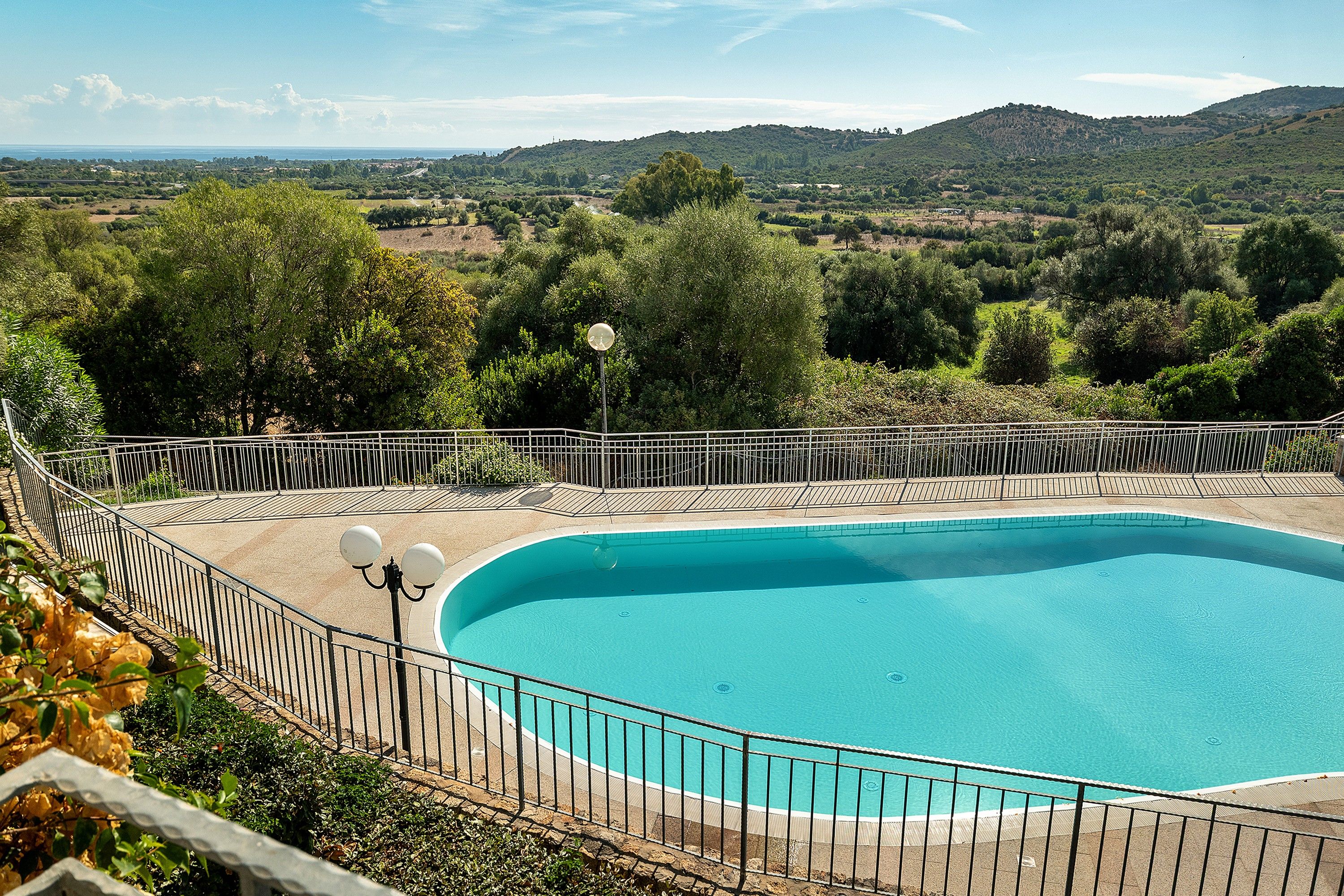 Ein Schwimmbecken mit Blick auf die Landschaft.
