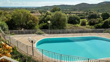 Ein Schwimmbecken mit Blick auf die Landschaft.