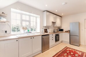 Private kitchen - Charming 2-bed countryside retreat with fireplace and walks (Stoke Rochford)