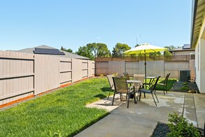 Outdoor dining - Newly Built Family Home in North Chico – Modern, Comfortable & Close to Everything (Chico)