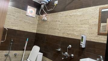 Deluxe Room | Bathroom