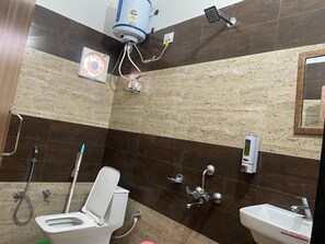 Deluxe Room | Bathroom